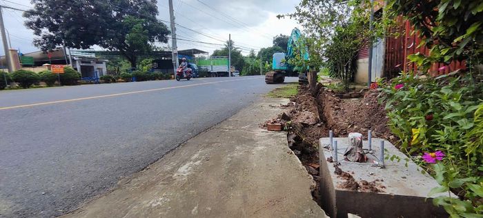 Đường điện chiếu sáng công lộ ĐH Mê Pu - Đa Kai đang được thi công phần kế hoạch của năm sau