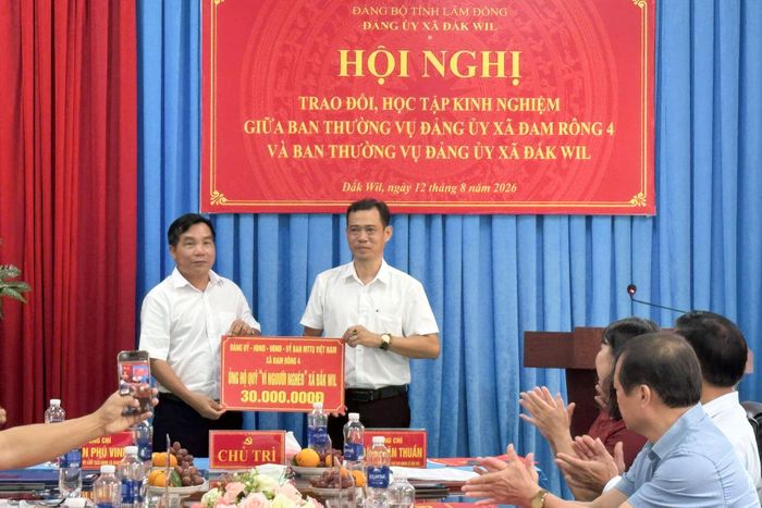 Xã Đam Rông 4 ủng hộ quỹ Vì người nghèo xã Đăk Wil 30 triệu đồng