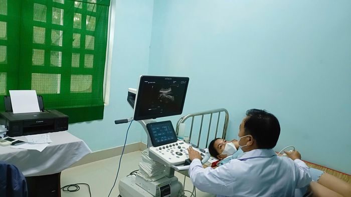 Phụ nữ mang thai ở xã Đông Giang được bác sĩ siêu âm thai kỳ tại Trạm Y tế xã Đông Giang