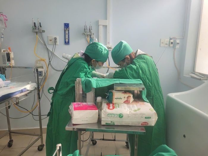 Chăm sóc trẻ sơ sinh tại Khoa Nhi của Bệnh viện Đa khoa Bình Thuận