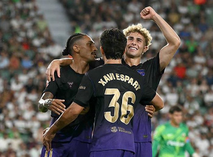 Barcelona thắng dễ Elche trên sân khách.