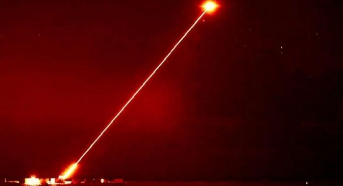 Hệ thống vũ khí laser DragonFire của Anh trong một lần bắn thử. Ảnh: Bộ Quốc phòng Anh