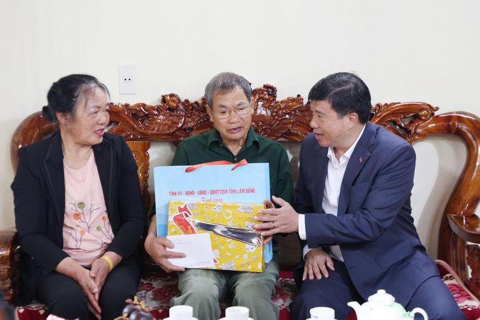 Đồng chí Y Thanh Hà Niê Kđăm, Ủy viên Ban Chấp hành Trung ương Đảng, Bí thư Tỉnh ủy, Trưởng Đoàn đại biểu Quốc hội tỉnh Lâm Đồng đến thăm, tặng quà các gia đình chính sách trên địa bàn tỉnh