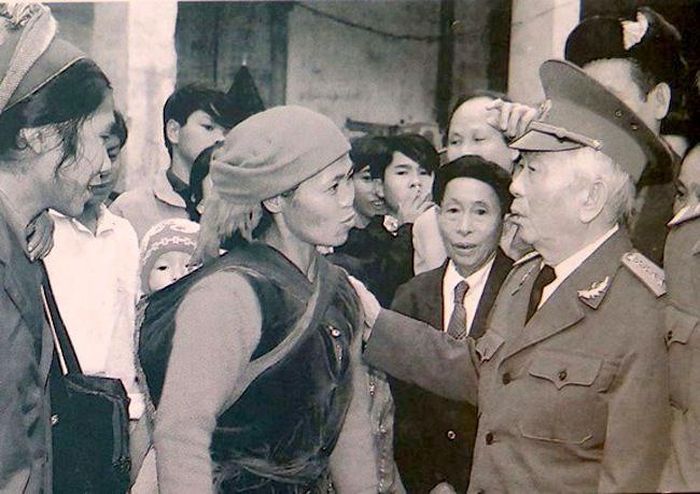 Đại tướng Võ Nguyên Giáp trò chuyện với bà con đồng bào các dân tộc tại Cao Bằng, năm 1994