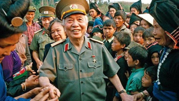 Đại tướng Võ Nguyên Giáp gặp lại người dân Mường Phăng sau 40 năm giải phóng Điện Biên