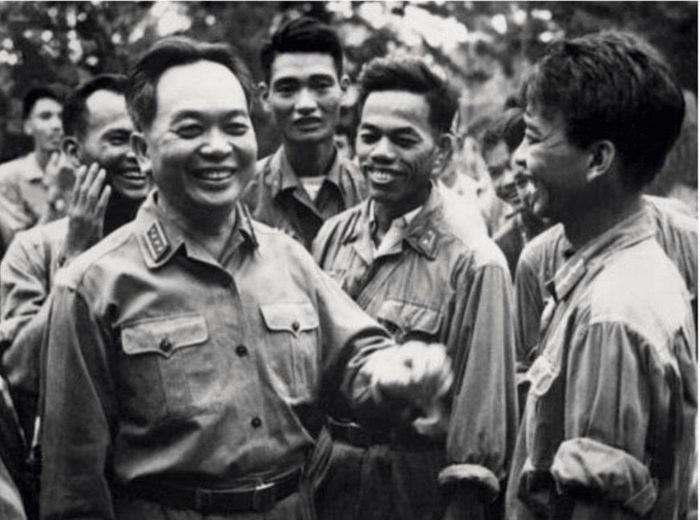 Đại tướng Võ Nguyên Giáp động viên cán bộ, chiến sĩ trước giờ ra trận