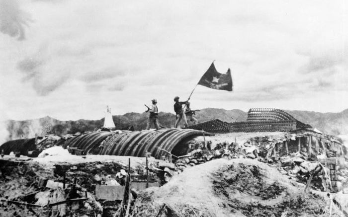Chiều 7/5/1954, lá cờ "Quyết chiến - Quyết thắng" của Quân đội nhân dân Việt Nam tung bay trên nóc hầm tướng De Castries. Chiến dịch lịch sử Điện Biên Phủ đã toàn thắng