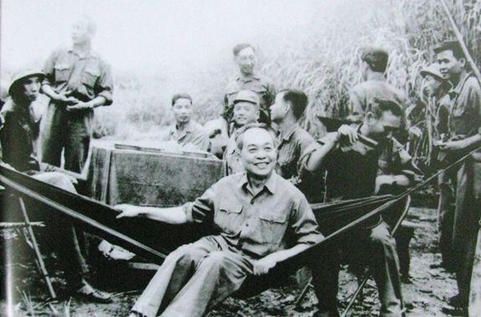 Đại tướng Võ Nguyên Giáp trong một lần đến thăm Bộ đội Trường Sơn