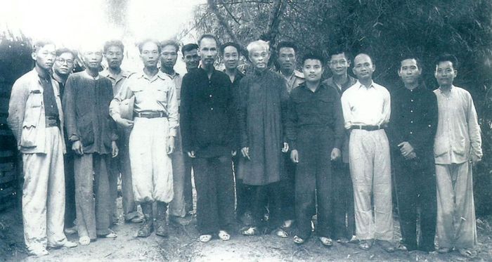 Tháng 5/1948, tại Lục Rã, chân đèo Re (phía Tuyên Quang), Hội đồng Chính phủ dưới sự chủ tọa của Chủ tịch Hồ Chí Minh đã trao quân hàm Đại tướng cho Tổng tư lệnh Võ Nguyên Giáp