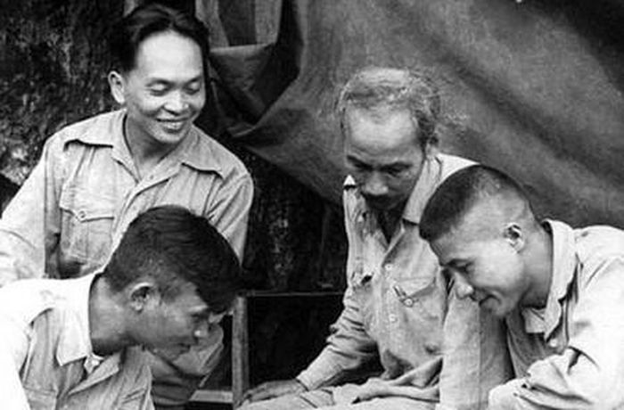Chủ tịch Hồ Chí Minh cùng Đại tướng Võ Nguyên Giáp và Trung đoàn trưởng Thái Dũng (hàng dưới, bên trái ảnh), Tiểu đoàn trưởng Dũng Mã (bên phải) nghiên cứu sơ đồ tác chiến Chiến dịch biên giới 1950