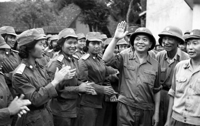 Đại tướng Võ Nguyên Giáp thăm các đơn vị thông tin và quân y tham gia duyệt binh ngày 1/5/1973