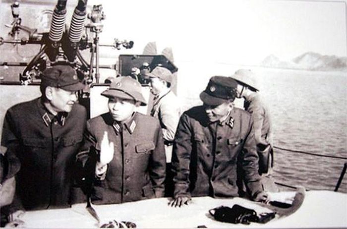 Trên boong tàu hải quân đi kiểm tra vùng biển Quảng Bình tháng 3/1973, Đại tướng Võ Nguyên Giáp khẳng định “Quyết tâm bảo vệ toàn vẹn vùng biển, hải đảo của Tổ quốc”