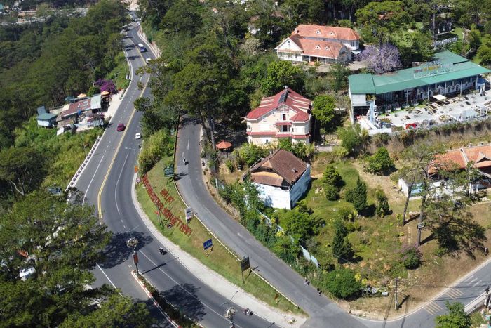 Đầu đèo Prenn có biệt thự số 1 Đống Đa với diện tích hơn 1.638 m2 bị bỏ hoang nhiều năm nay. Hiện Trung tâm Quản lý nhà tỉnh đang phối hợp thực hiện việc thẩm định giá cho thuê nhà đất
