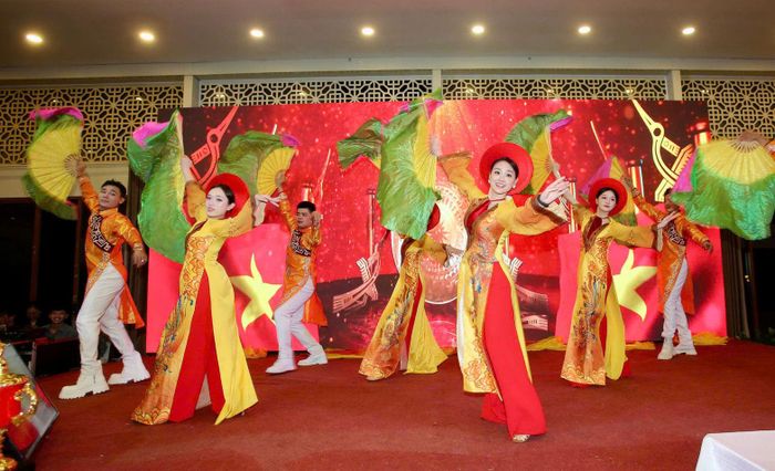 Các tiết mục văn nghệ chào mừng