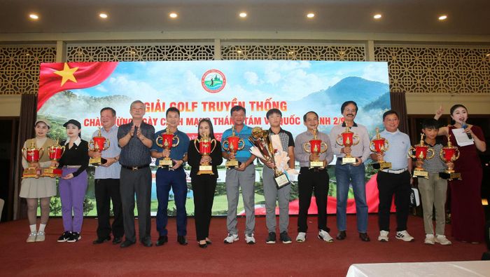 Trao giải cho các golfer