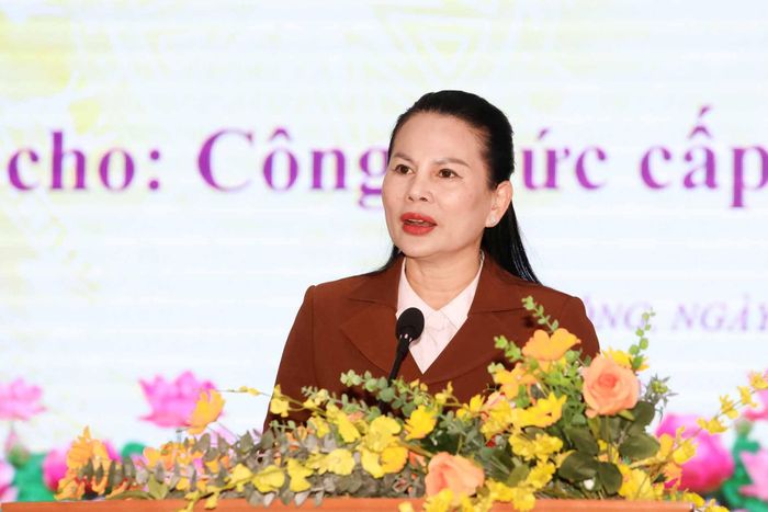 Đồng chí Nguyễn Thị Thu Hường, Giám đốc Sở Dân tộc và Tôn giáo Lâm Đồng phát biểu khai mạc lớp bồi dưỡng