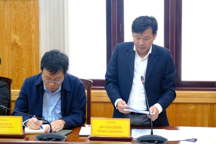 Ông Dương Minh Châu, Phó Giám đốc Sở Tài chính báo cáo phương án triển khai dự án Đường bộ cao tốc Phan Thiết - Bảo Lộc - Gia Nghĩa