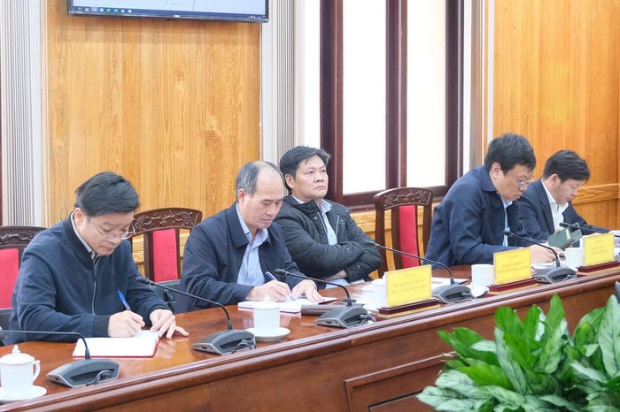 Đại diện lãnh đạo các sở, ngành tham dự buổi làm việc