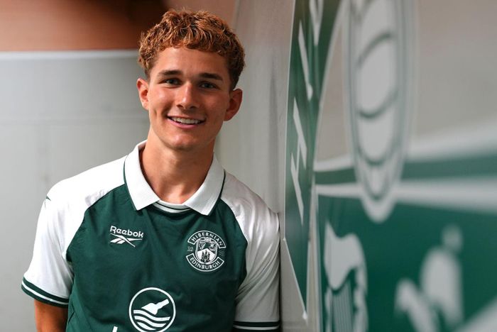 Jacob Devaney có thể sẽ chia tay Manchester United vào cuối mùa giải nếu Hibernian kích hoạt điều khoản mua đứt.