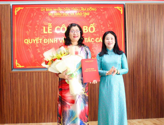 Bà Lê Thị Bích Liên, Giám đốc Sở GD&ĐT Lâm Đồng trao quyết định bổ nhiệm bà Nguyễn Thị Phương An, nguyên Phó Giám đốc Sở GD&ĐT, giữ chức Phó Hiệu trưởng Trường THPT chuyên Trần Hưng Đạo