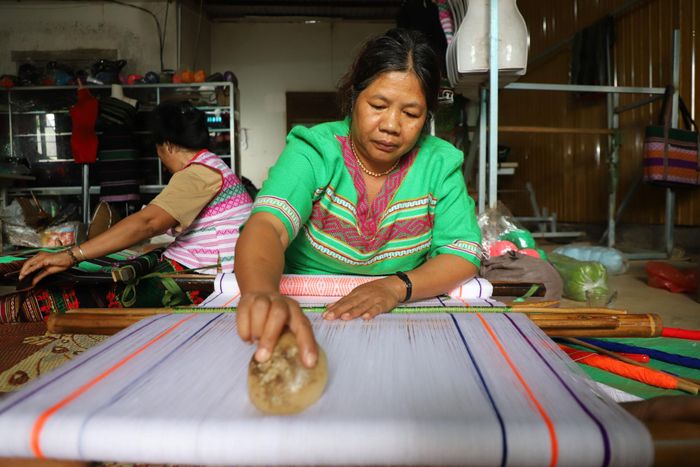 Phụ nữ Mạ miệt mài bên khung cửi