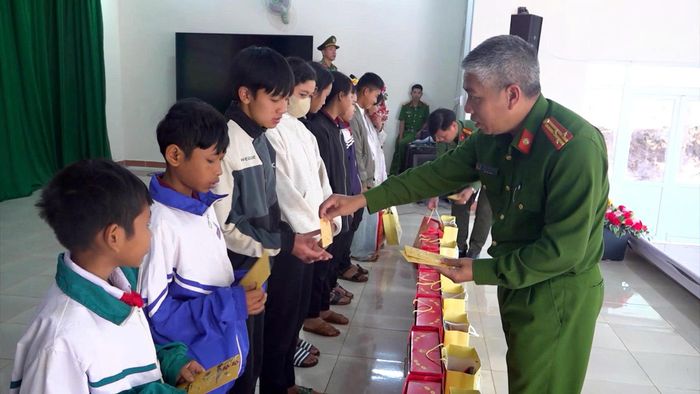 Công an xã phát quà cho trẻ mồ côi trong dịp lễ tết