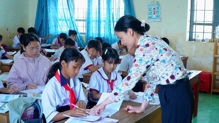 Cô giáo Đào Thị Thu Hường hướng dẫn em Thị Bảo Trâm trong giờ học