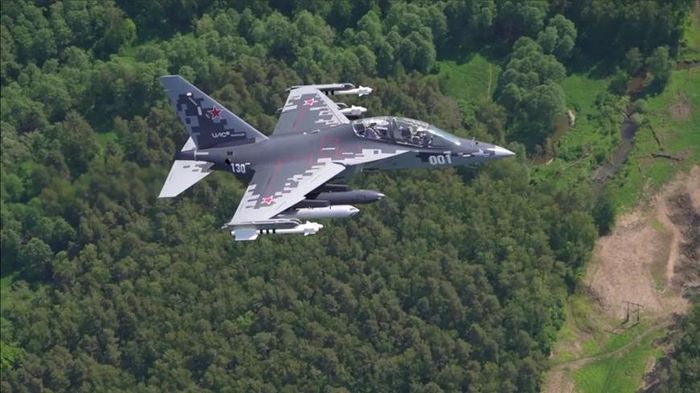 Nhờ thiết kế thực hiện dải nhiệm vụ rộng, Yak-130M nhận được sự quan tâm từ giới chuyên gia quân sự phương Tây và nhiều quốc gia trên thế giới.