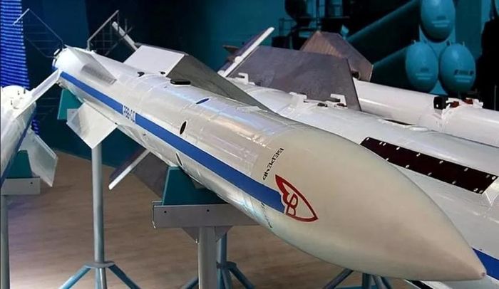 Dù là máy bay chiến đấu hạng nhẹ, nhưng Yak-130M lại có thể sử dụng các loại tên lửa tấn công ngoài tầm nhìn.