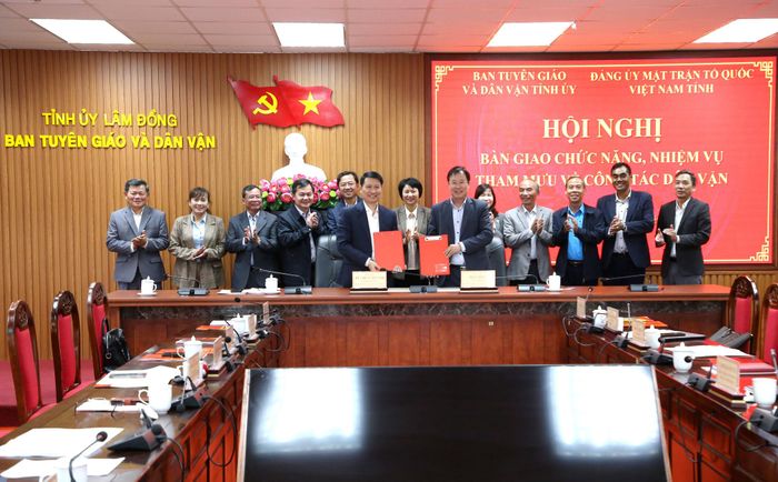Các đơn vị ký kết biên bản bàn giao, tiếp nhận chức năng, nhiệm vụ tham mưu về công tác dân vận