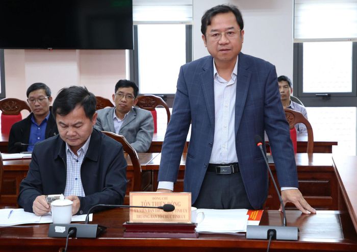 Đồng chí Tôn Thiện Đồng, Ủy viên Ban Thường vụ Tỉnh ủy, Trưởng Ban Tổ chức Tỉnh ủy Lâm Đồng phát biểu tại hội nghị