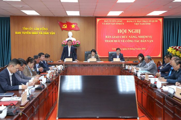 Đồng chí Bùi Huy Thành, Ủy viên Ban Thường vụ Tỉnh ủy, Trưởng Ban Tuyên giáo và Dân vận Tỉnh ủy phát biểu tại hội nghị