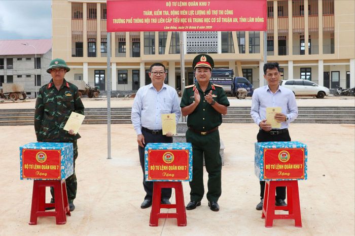 Bộ tư lệnh Quân khu 7 tặng quà cán bộ, chiến sĩ, giáo viên Trường phổ thông nội trú Tiểu học - THCS Thuận An