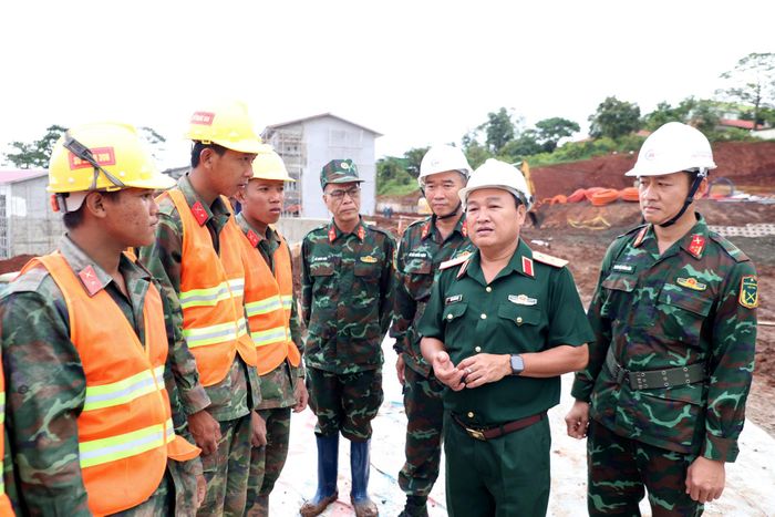Trung tướng Trần Vinh Ngọc, Chính ủy Quân khu 7 động viên chiến sĩ tham gia hỗ trợ tại công trình xã Quảng Trực