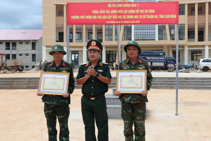 Trung tướng Trần Vinh Ngọc, Chính ủy Quân khu 7 tặng Bằng khen các tập thể, cá nhân có thành tích trong hỗ trợ xây dựng trường học khu vực biên giới