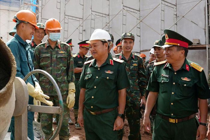 Theo chủ đầu tư, Quân khu 7 và Bộ Chỉ huy Quân sự tỉnh Lâm Đồng đã huy động gần 400 cán bộ, chiến sĩ tham gia hỗ trợ xây dựng 2 trường học biên giới
