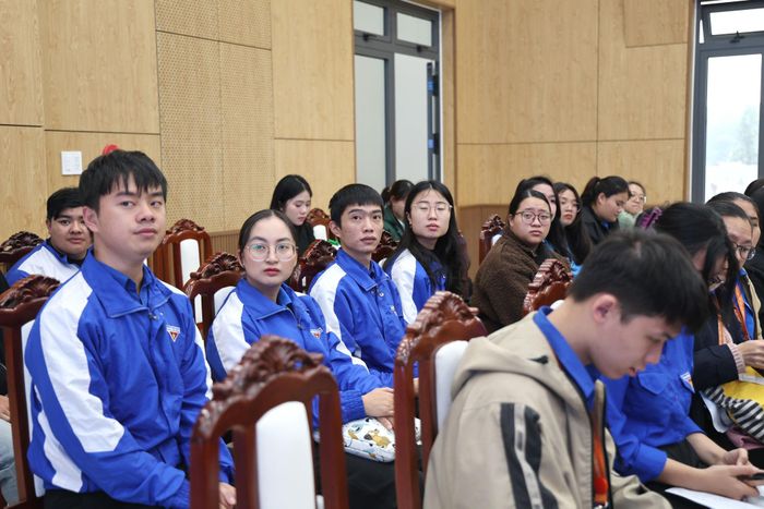 Các bạn đoàn viên, thanh niên chăm chú lắng nghe các doanh nghiệp chia sẻ về cơ hội việc làm