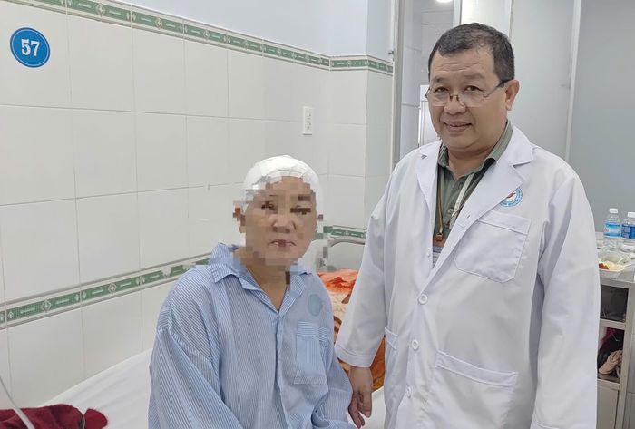 Sau phẫu thuật khối u màng não nặng 70 gram, bác sĩ Thông Hùng Minh - Trưởng khoa Ngoại Thần kinh (Bệnh viện Đa khoa Bình Thuận) thăm hỏi bệnh nhân.
