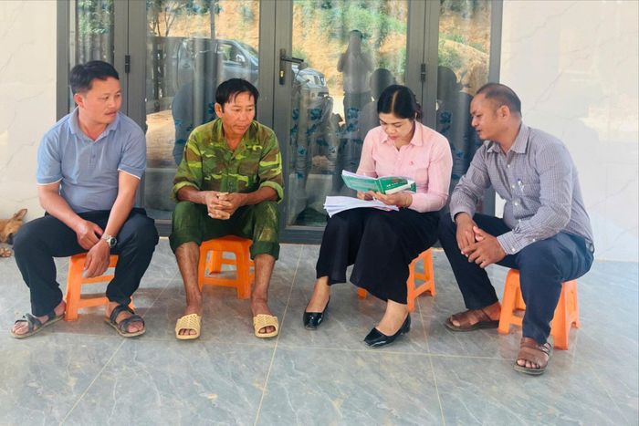 Chị H'Loan nắm bắt nhu cầu tín dụng chính sách của bà con đồng bào DTTS tại địa bàn