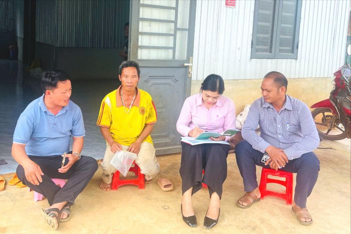 Nhiều bà con đồng bào DTTS tại chỗ xã Tà Đùng được chị H'Loan hướng dẫn làm hồ sơ, thủ tục vay vốn ưu đãi