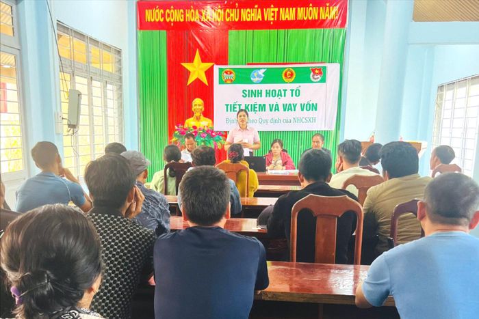 Quá trình bình xét các hộ vay vốn được chị H'Loan cùng thành viên các tổ tiết kiệm và vay vốn thực hiện công khai, minh bạch