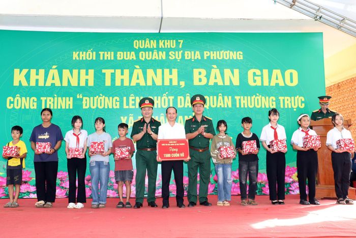 Khối thi đua Quân sự địa phương Quân khu 7 tặng quà học sinh khu vực biên giới