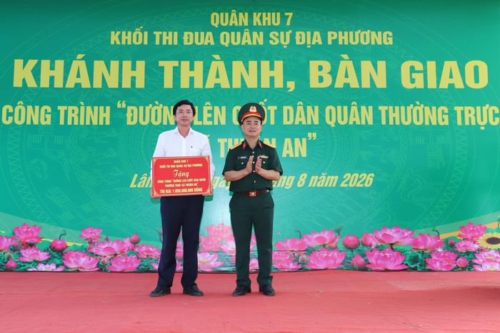 Đại tá Nguyễn Văn Sơn, Chính ủy Bộ CHQS tỉnh Lâm Đồng trao tặng công trình tới chính quyền xã Thuận An