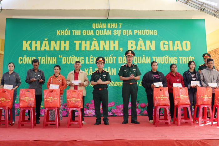 Khối thi đua Quân sự địa phương Quân khu 7 tặng quà các gia đình có hoàn cảnh khó khăn