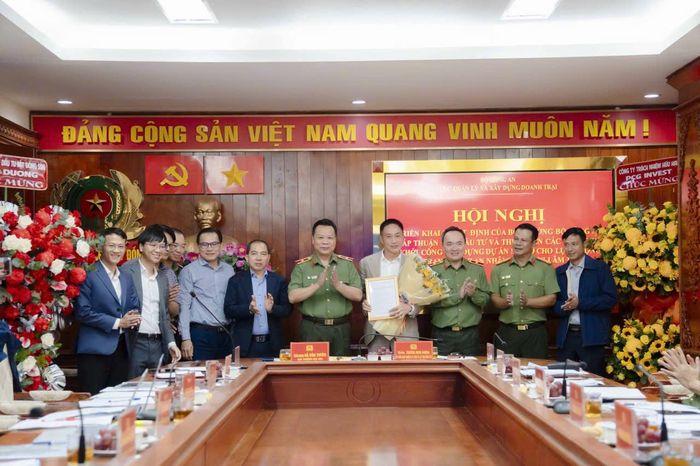 Thiếu tướng Hà Văn Tuyên trao Quyết định của Bộ trưởng Bộ Công an giao Công ty Cổ phần Đầu tư Bất động sản Đông Dương làm chủ đầu tư dự án.