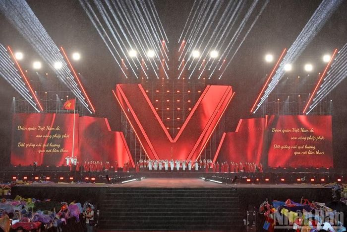 Lễ thượng cờ và nghi thức chào cờ trong cơn mưa nặng hạt tại Chương trình nghệ thuật chính luận “Tổ quốc trong tim".