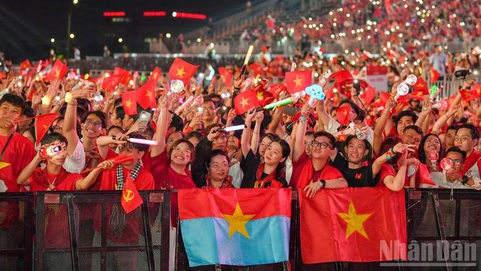 Đông đảo khán giả có mặt tại Khu đô thị Vạn Phúc cùng hòa nhịp với các cung bậc cảm xúc của "Tổ quốc trong tim" 2026.