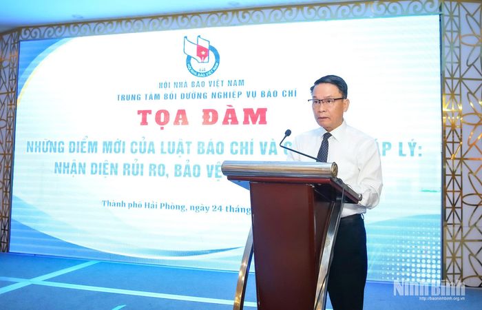 Đồng chí Nguyễn Đức Lợi, Phó Chủ tịch Thường trực Hội Nhà báo Việt Nam phát biểu khai mạc toạ đàm.