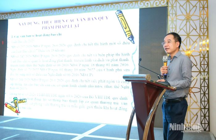 Đồng chí Nguyễn Văn Hiếu, Phó Cục trưởng Cục Báo chí trình bày nội dung tham luận tại tọa đàm.