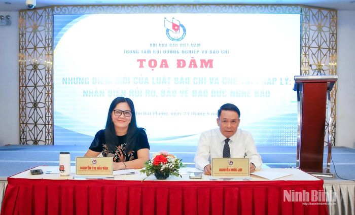 Các đại biểu chủ trì buổi tọa đàm.